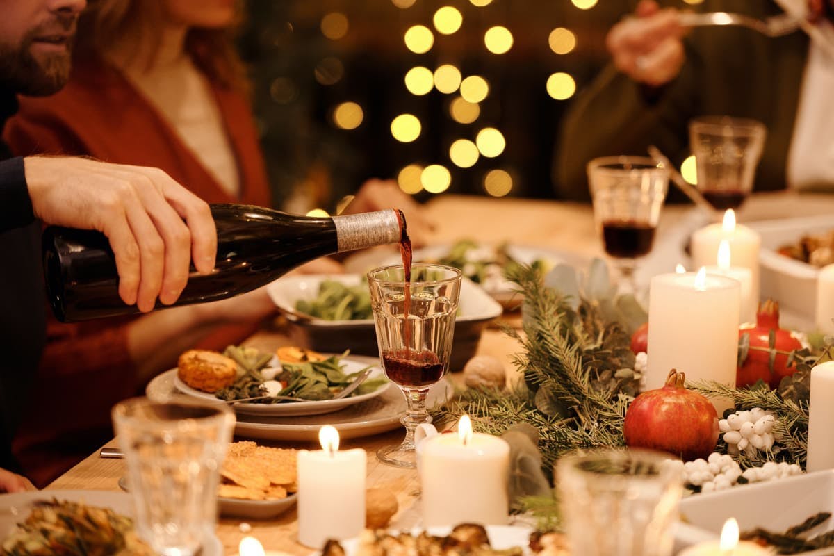 cena de Navidad con vino