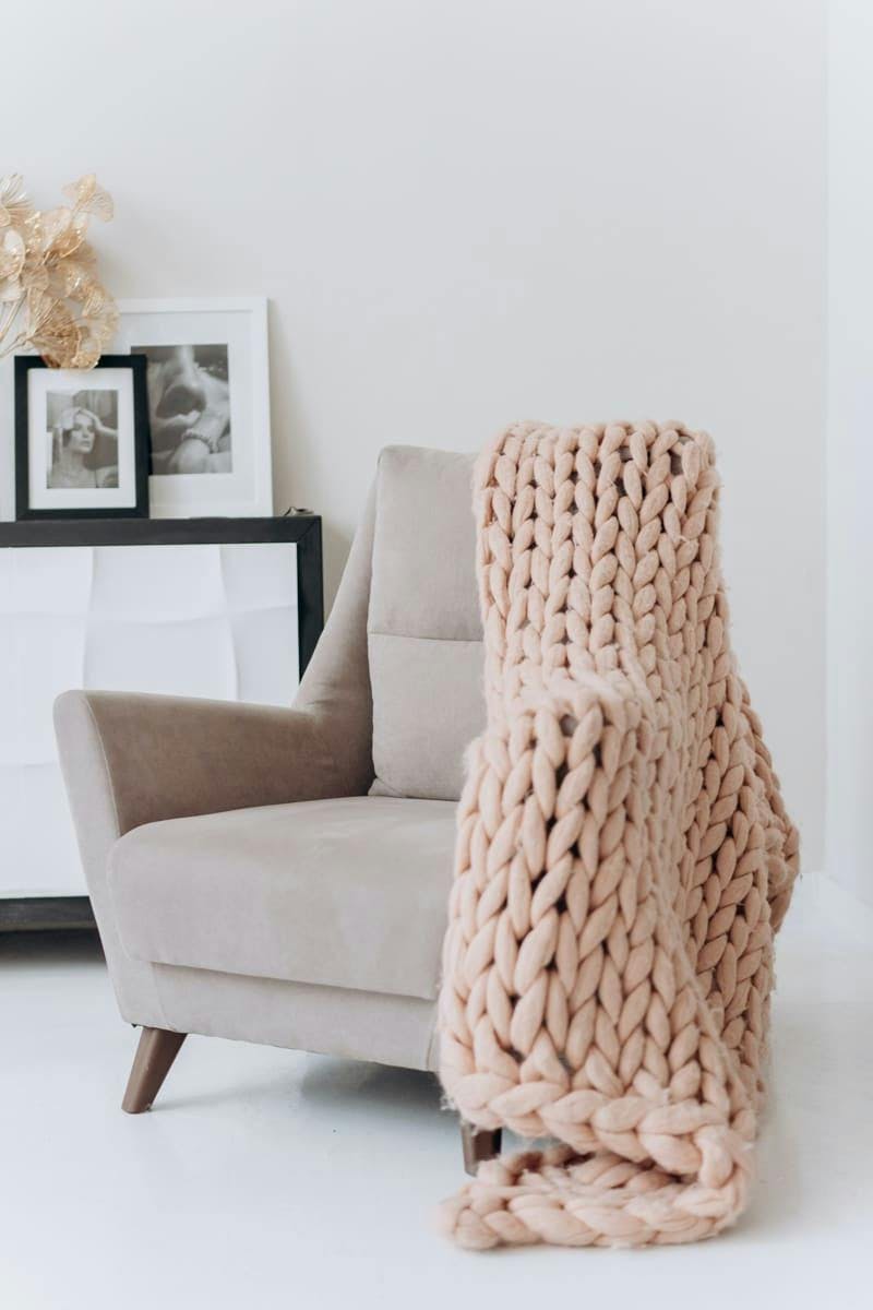 sillón con manta de lana
