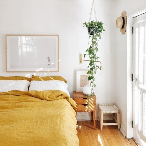 Dormitorio blanco y amarillo