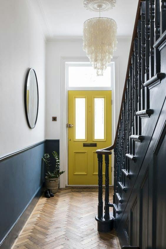 Entrada en blanco y azul con una puerta amarilla