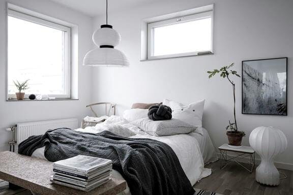 Dormitorio en blanco con negro de contraste
