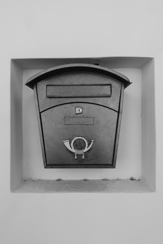 caja de correos con textos en griego e inglés