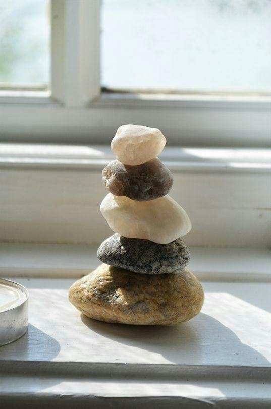 piedras amontonadas una encima de la otra