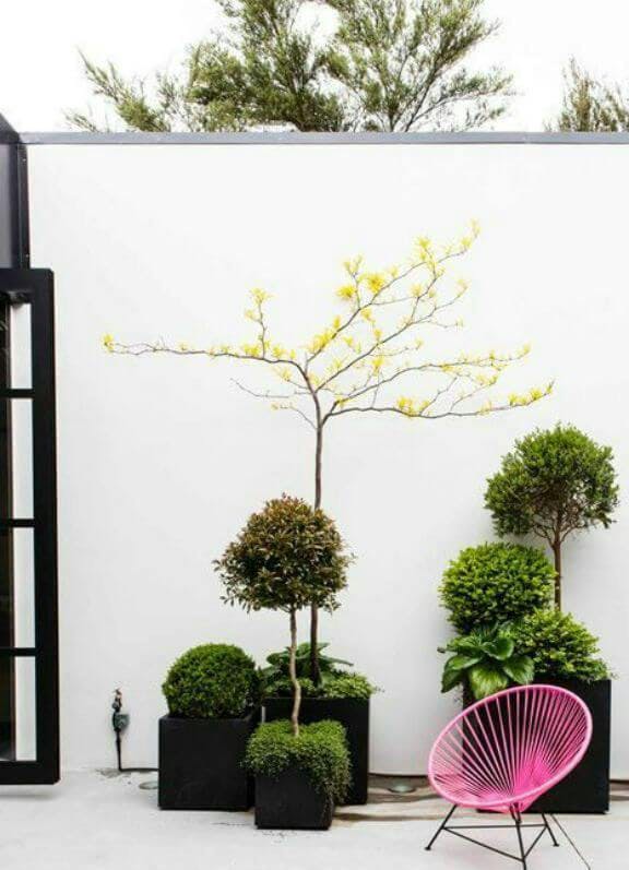 Terraza minimal con silla rosa
