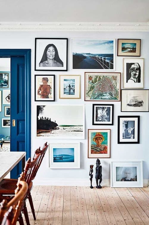 Gallery wall con varios retratos