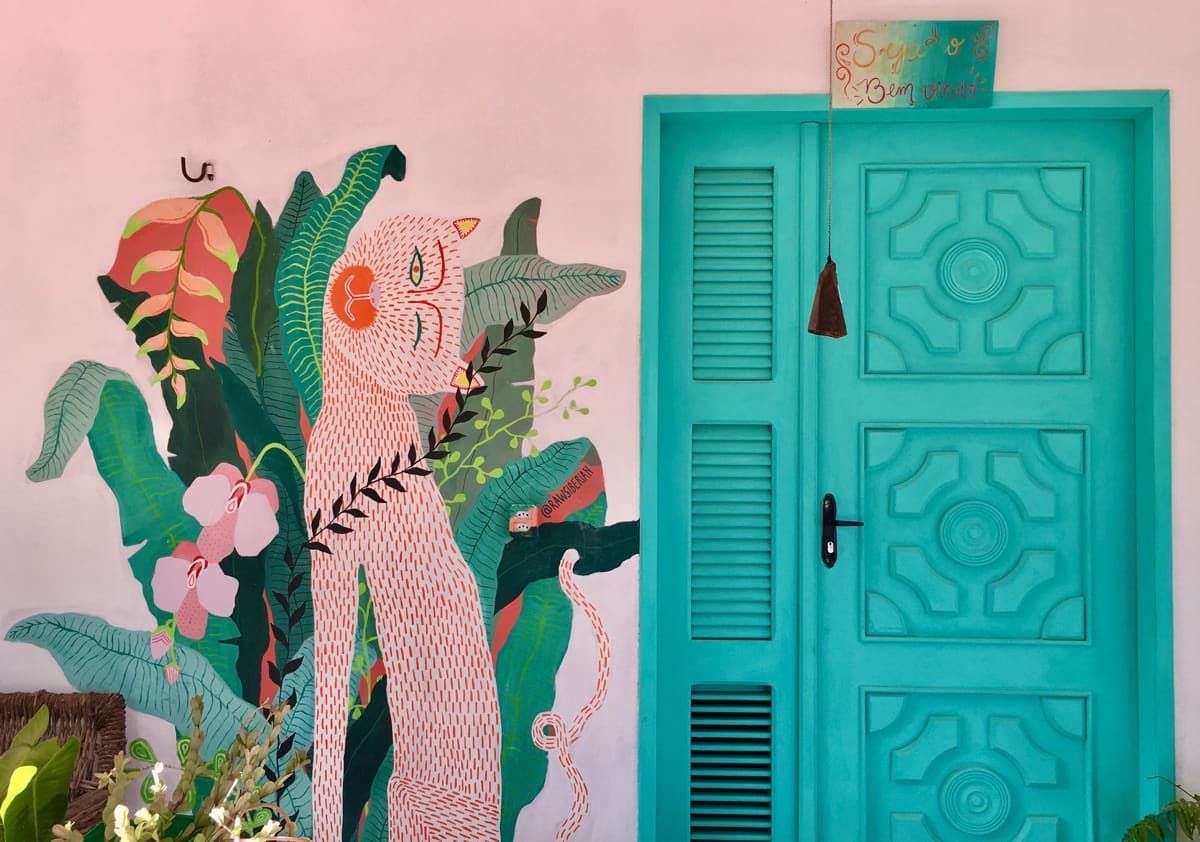 puerta de entrada verde con fachada pintada