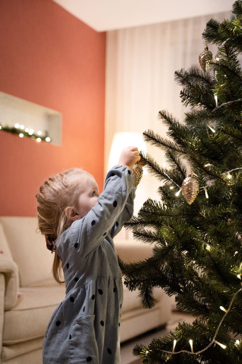 niña decorando el árbol