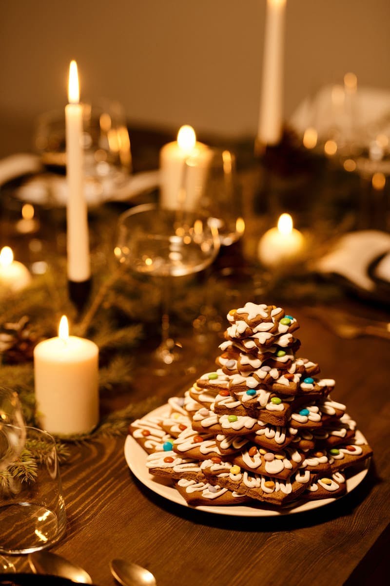 mesa con galletas y velas