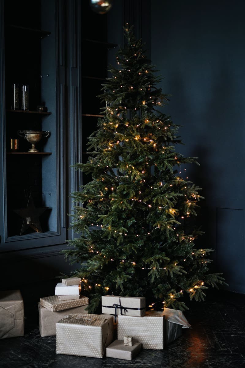 árbol de Navidad poco decorado