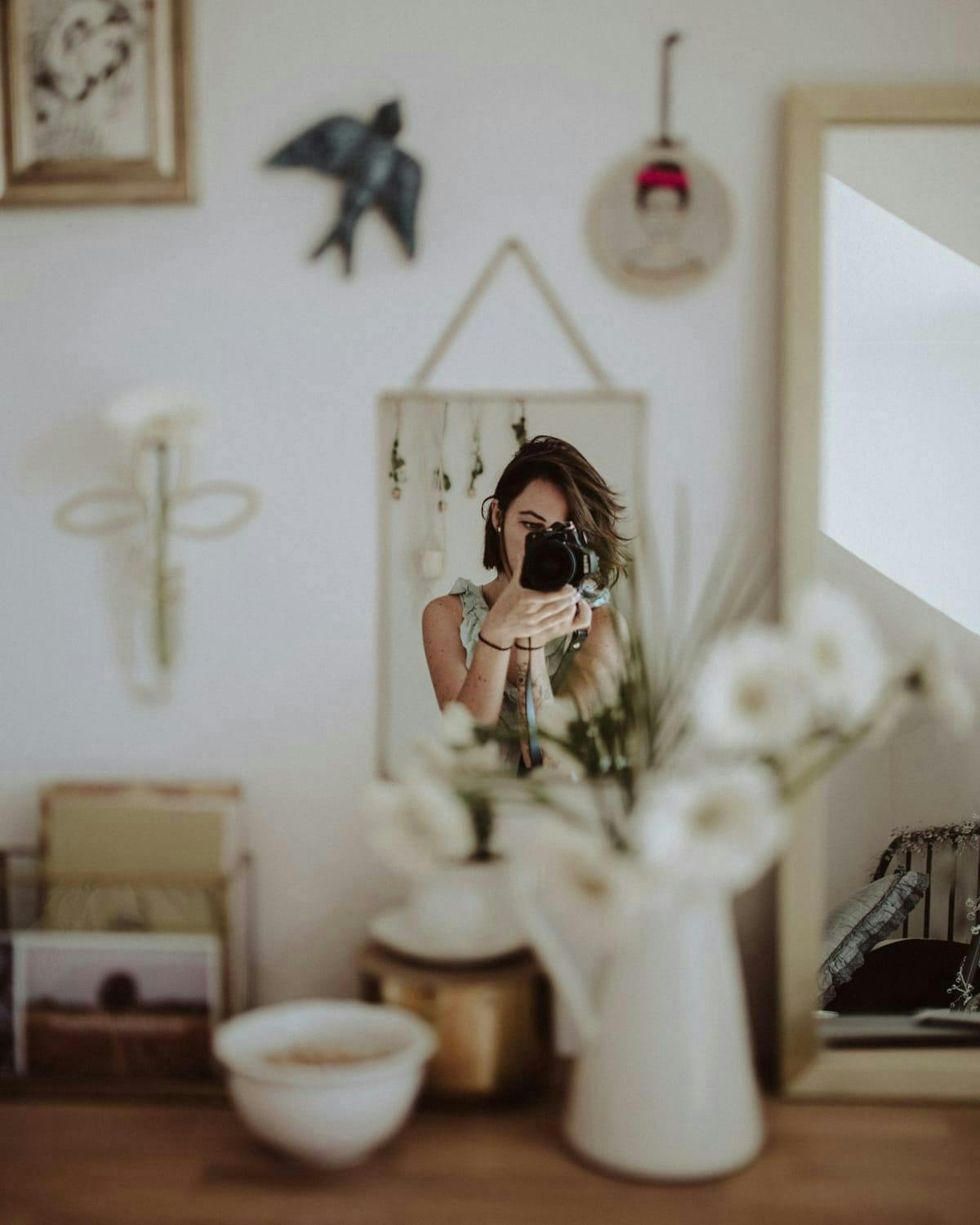 Mujer fotografiando un espejo