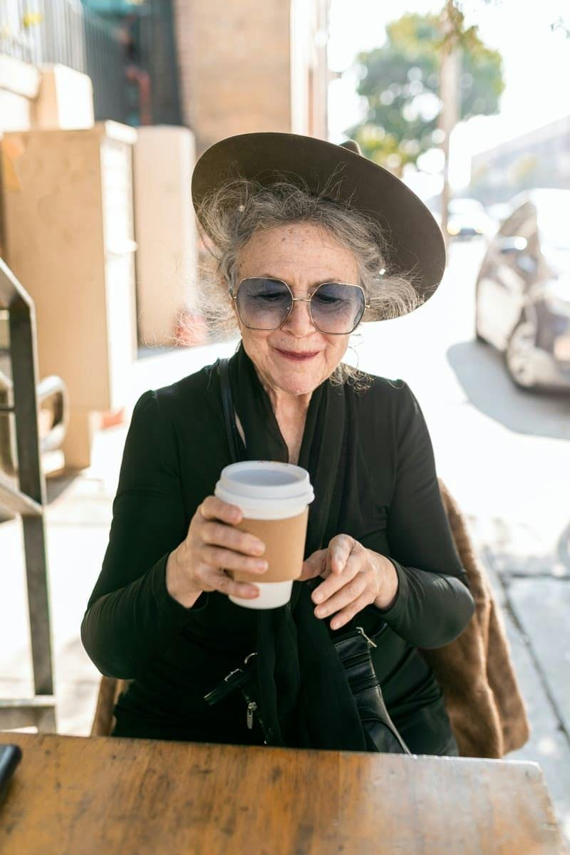 sesñora mayor tomando un café