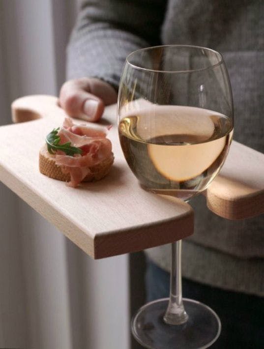 Tabla de madera con espacio para llevar una copa de vino