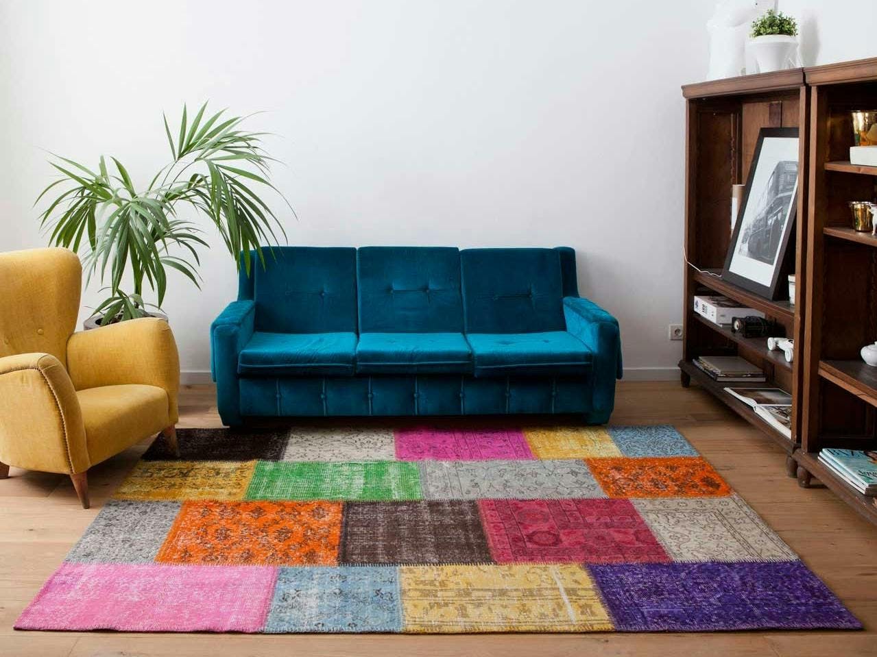 salón con alfombra de colores