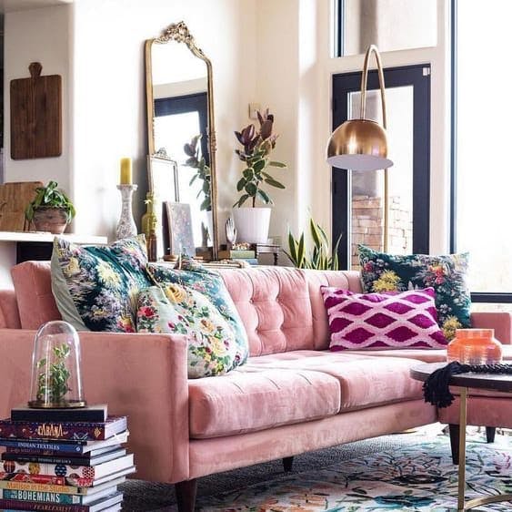 Salón en estilo vintage con sofá rosa de terciopelo