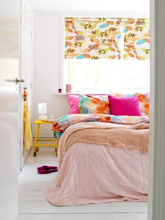 Dormitorio con sabanas de colores vivos