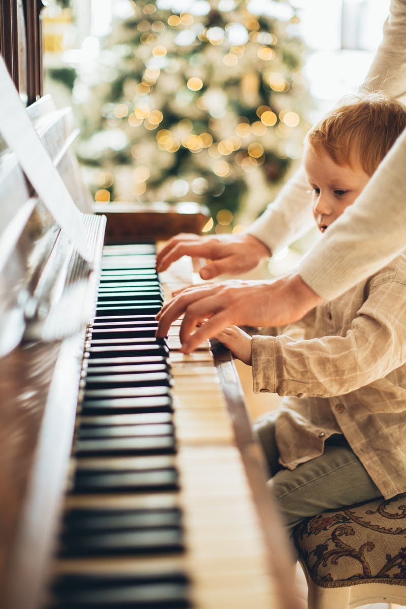 niño tocando el piano