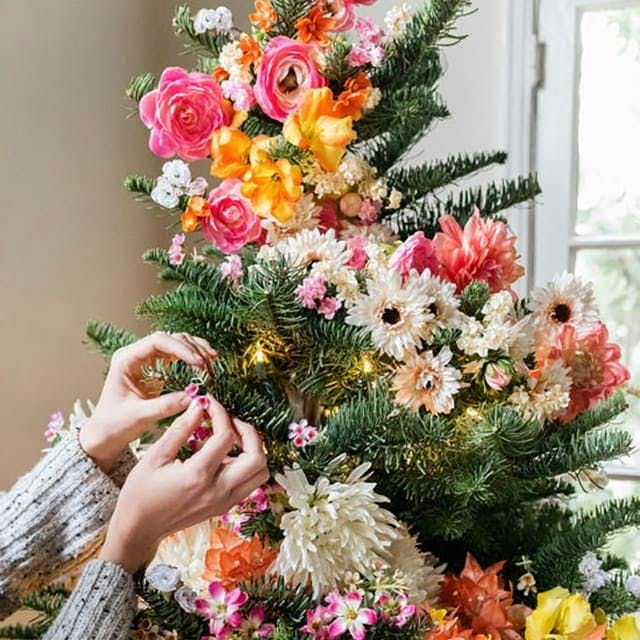árbol de Navidad con adornos de flores