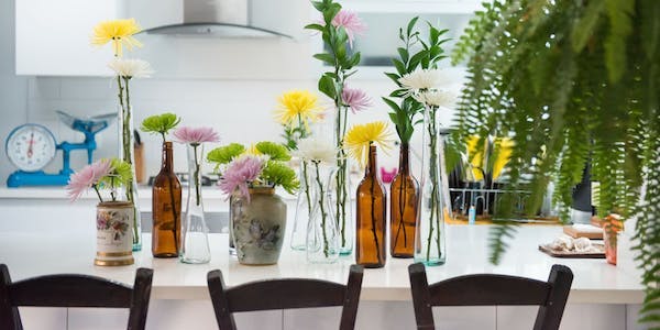 Mesa decorada con flores en botellas