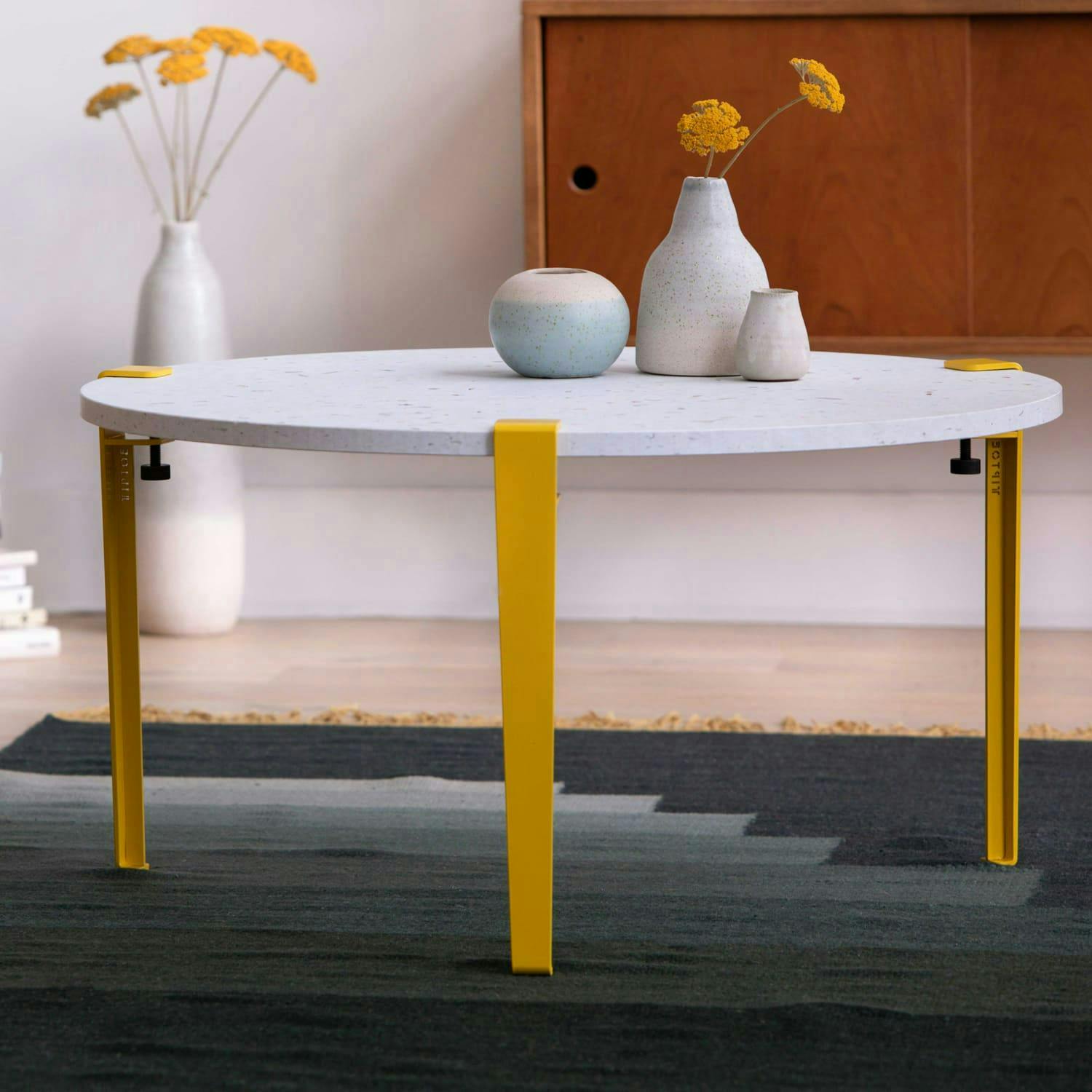 mesa baja con patas amarillas