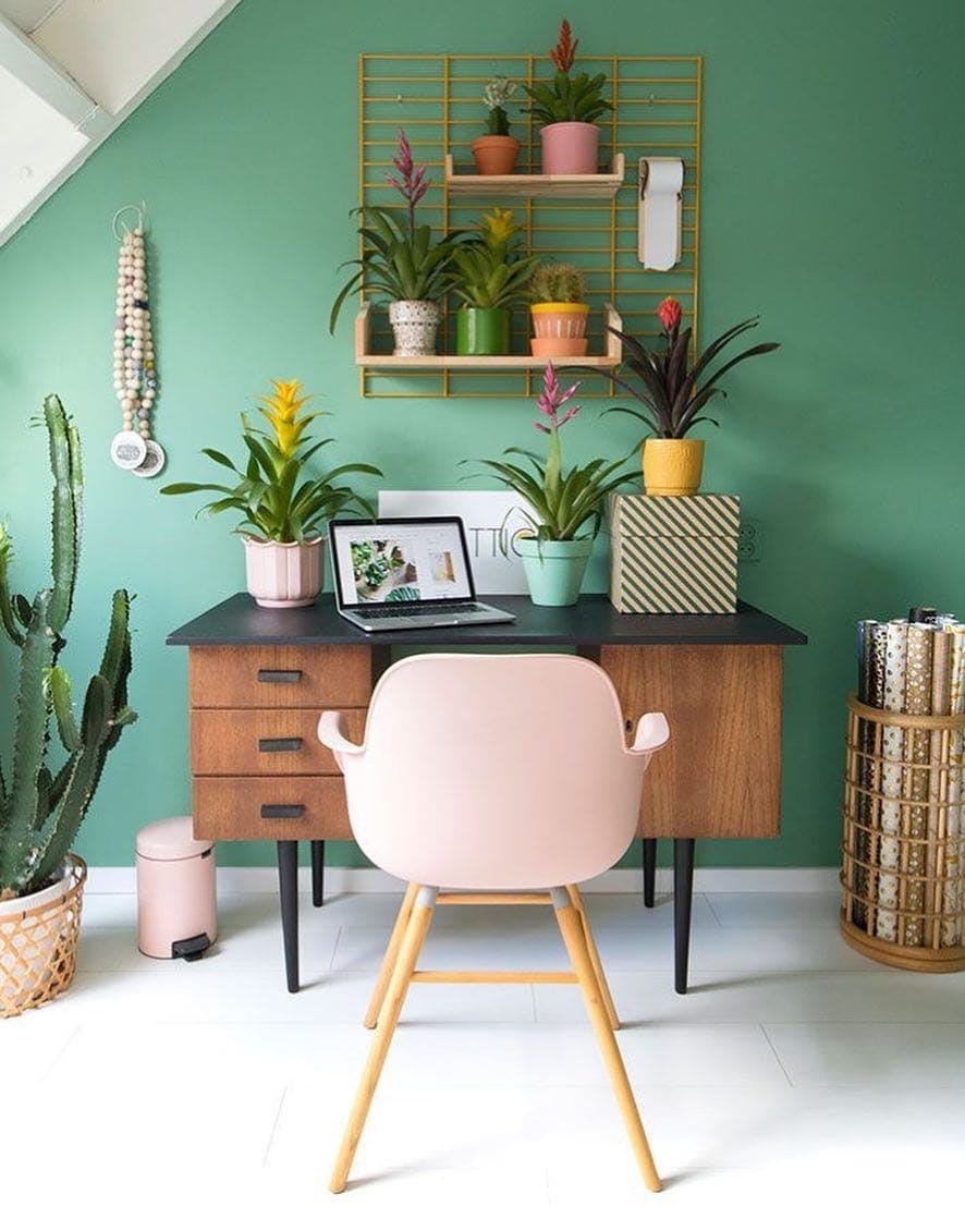 home office con pared verde