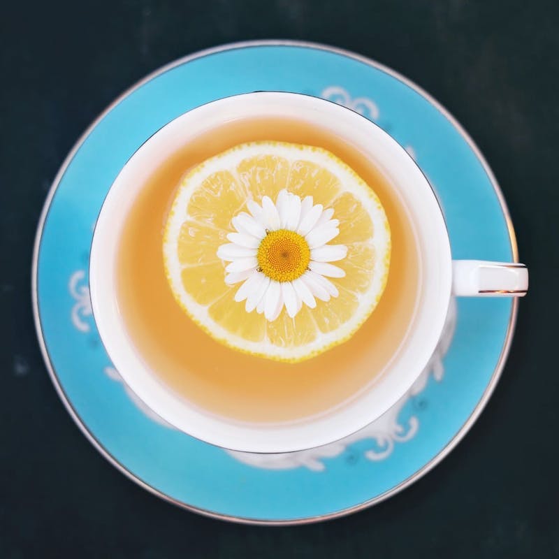 limón y flor en una taza