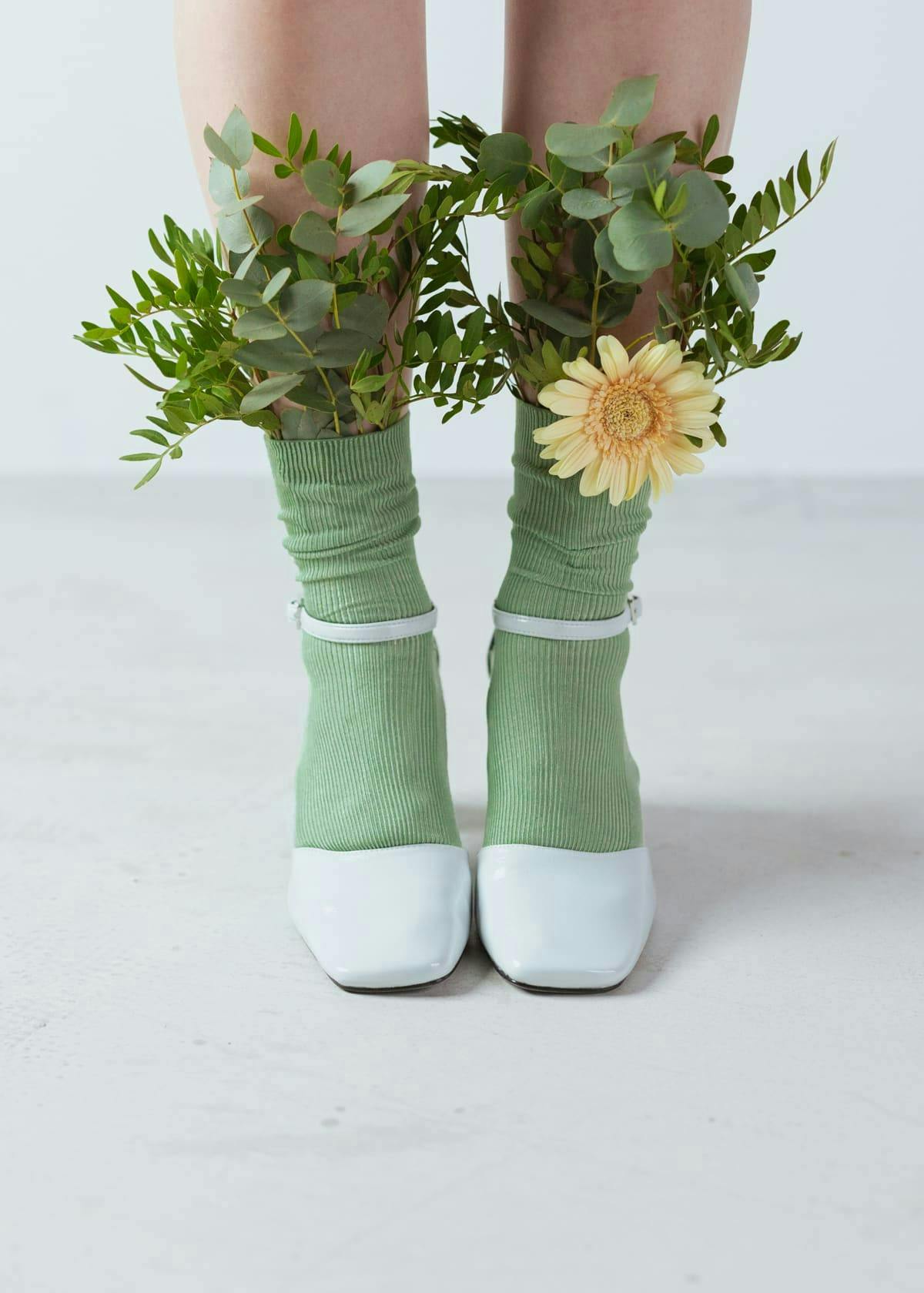 zapatos de chicas blancos con calcetines verdes y flores