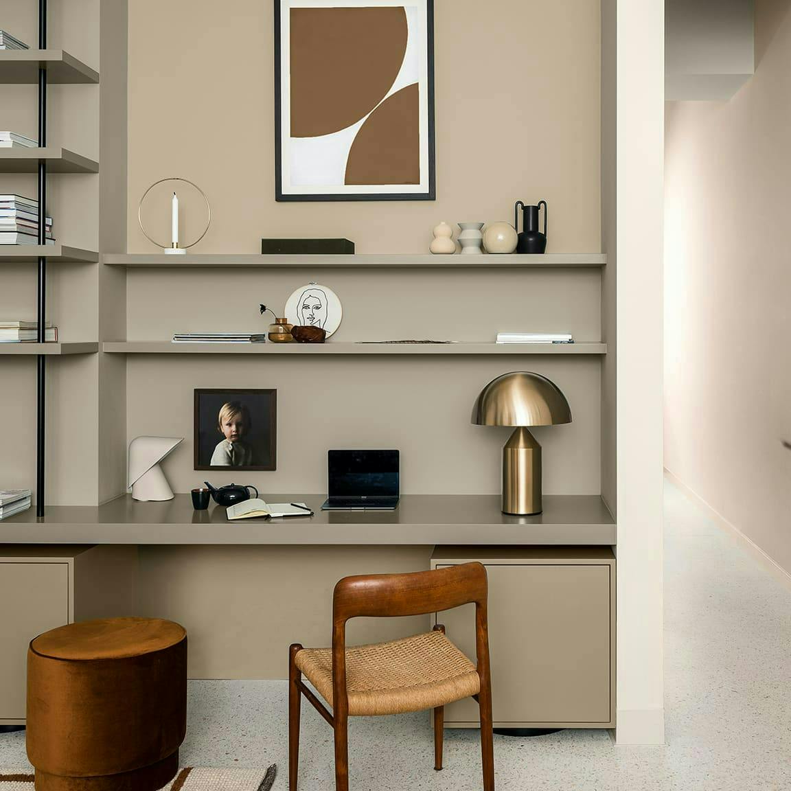 Home office minimalista en tonos neutros