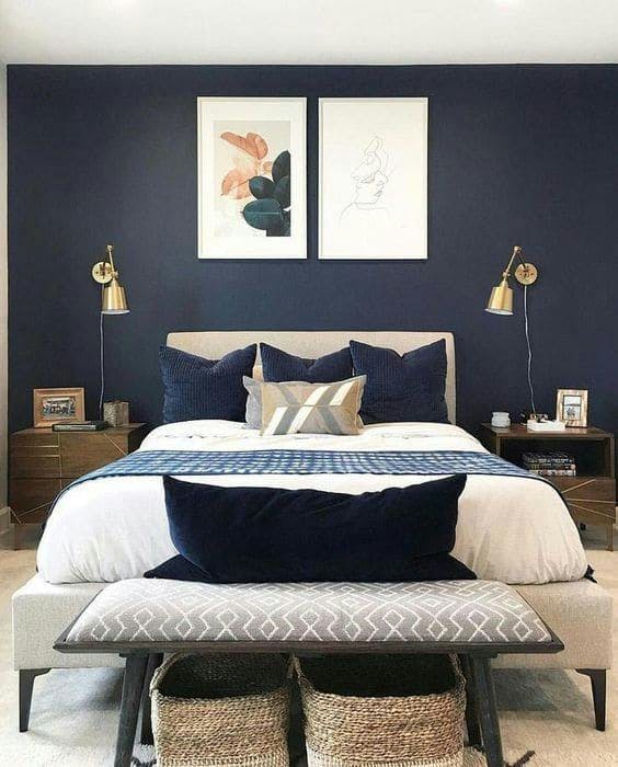 dormitorio con pared azul navy