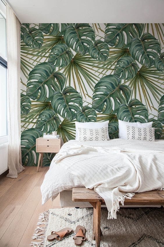 dormitorio con cabecero de papel pintado tropical