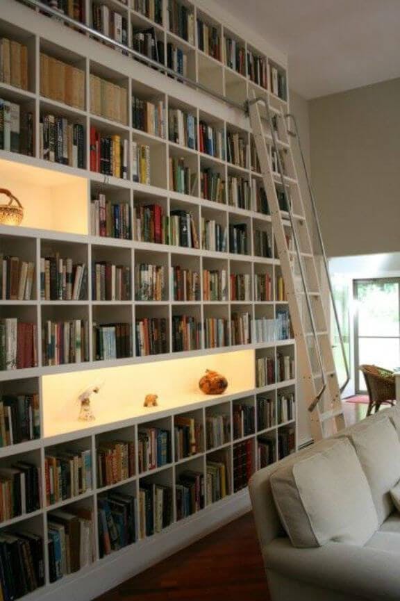 Librería con huecos iluminados