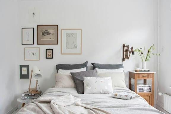 Dormitorio con cuadros en la pared del fondo