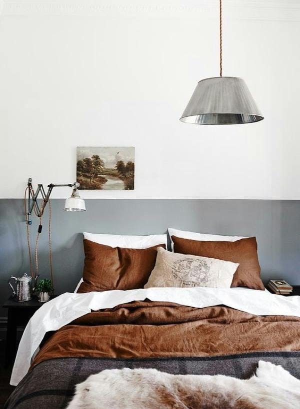 Dormitorio color acento marón